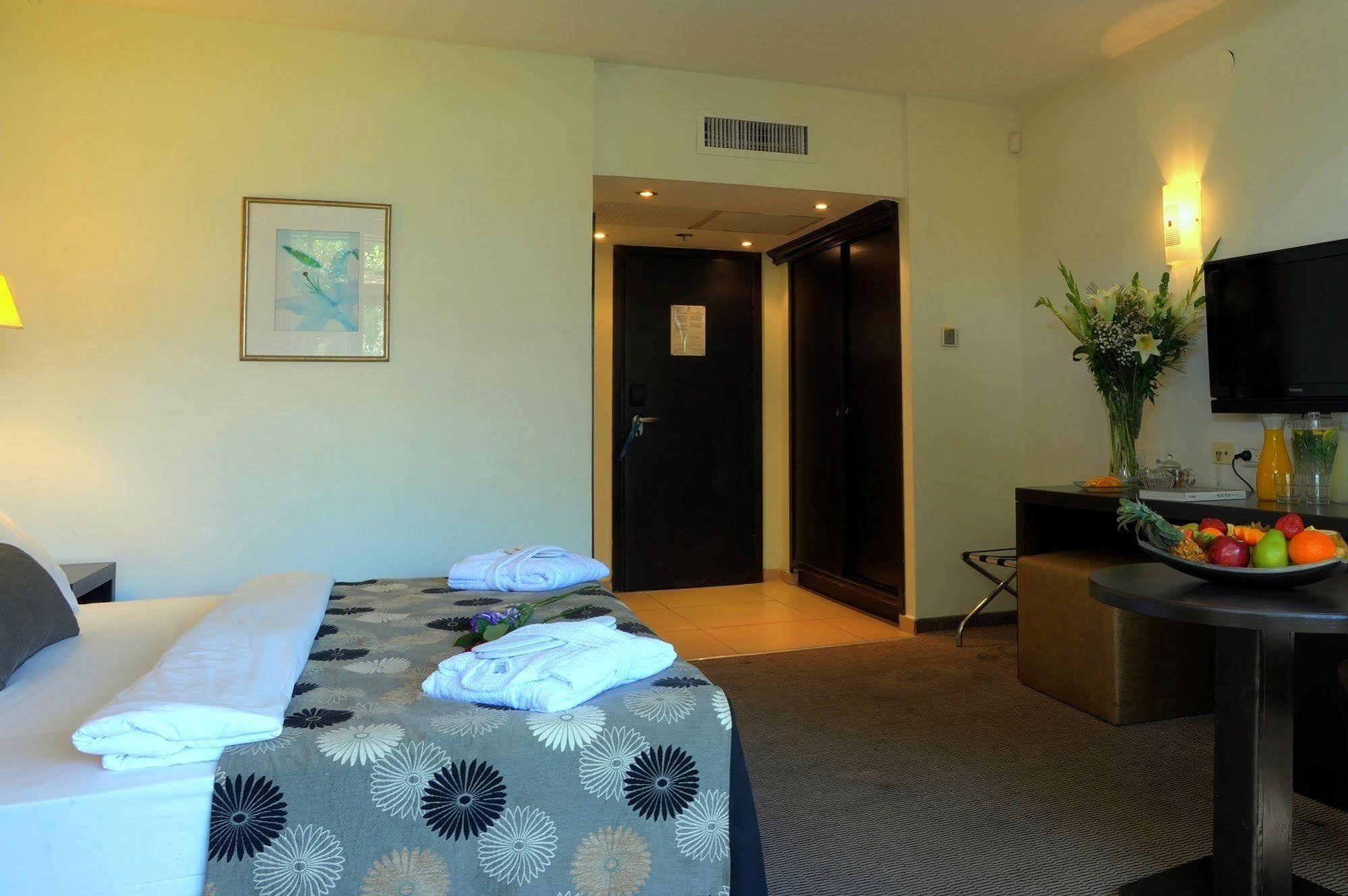 Carlton City Hotel Nahariya Exterior foto